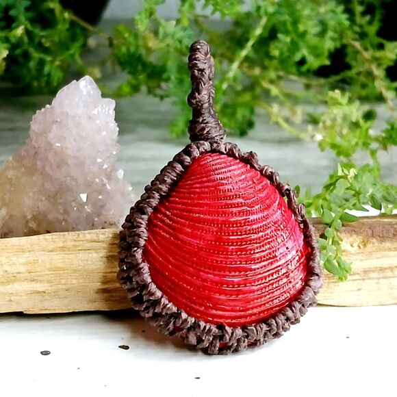 Macrame Seashell Pendant, Shell Jewelry, Red Shell Pendant 2" - Picture 3 of 4